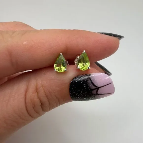 NWOT ~4x6mm faceted, pear cut Peridot stud earrings in sterling silver! - Picture 7 of 14